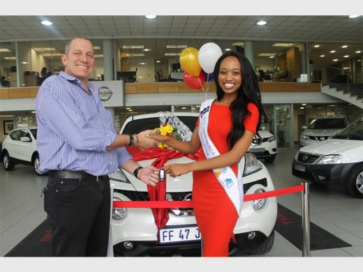 Darryl Brook, fleet sales manager of Nissan Melrose, hands over the keys for a new car to Miss South Africa 2016, Ntandoyenkosi Kunene.