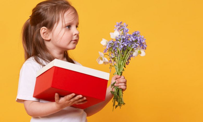 Teaching your child the art of “paying it forward”