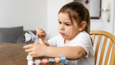 Make flowers from a recyclable water bottle