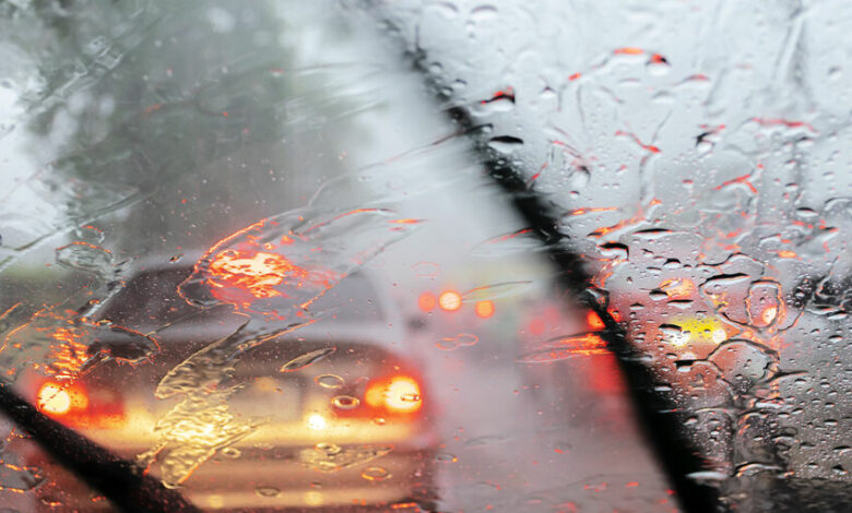 Heavy rain, visibility is difficult. Turn on the wiper to help s