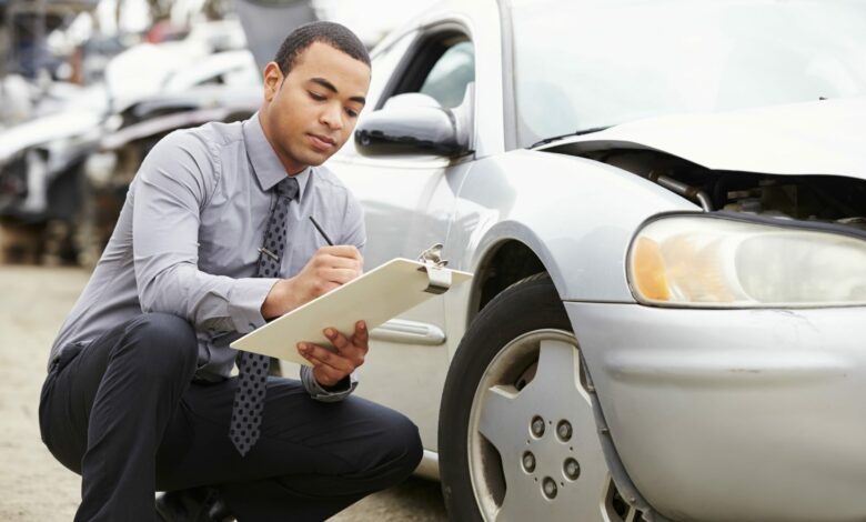 loss-adjuster-inspecting-car-involved-in-accident-2021-08-26-16-12-50-ut...