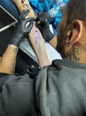 Reagan Smerdon tattoos a client.