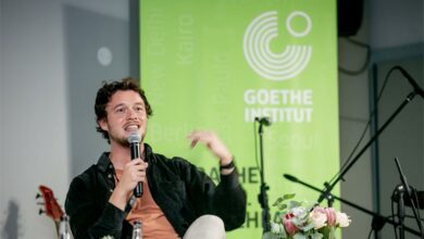 Alex Rawlings speaks about language learning methods at the event.