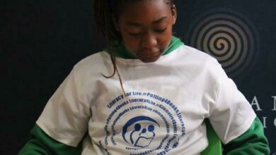 Khwezi Tamakole reads to children