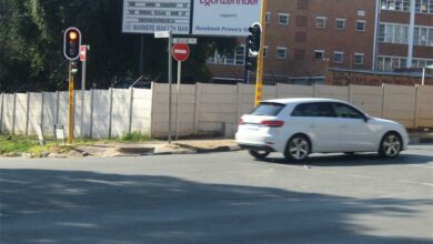 The lights on the corner of Sturdee and Jellicoe avenues outside Rosebank Primary School are not green long enough for learners to cross in the mornings. Photo: Naidine Sibanda