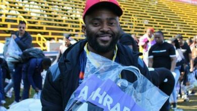Proteas captain Temba Bavuma packs food at the DP Wanderers Stadium. Photo: Asanda Matlhare