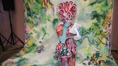 An artist paints her face. Photo: Asanda Matlhare