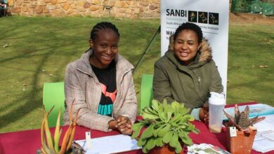 Sanelisiwe Xulu and Precious Mogoba demonstrate how plants and science are linked.