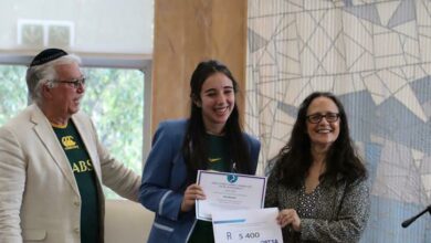 Tom Johnson hands the World ORT Gina and Joseph Harmatz Award to Noa Nerwich with ORT SA CEO Ariellah Rosenberg.