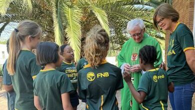 Father Shaun Mary von Lillienfeld from St Martin de Porres Church in Craighall Park joins Junior Primary School learners and principal Lynne Elfick.