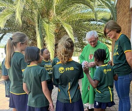 Father Shaun Mary von Lillienfeld from St Martin de Porres Church in Craighall Park joins Junior Primary School learners and principal Lynne Elfick.