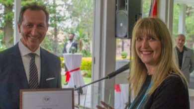 US Secretary of State Antony Blinken hands the Johannesburg Holocaust & Genocide Centre director, Tali Nates the US Secretary of State’s International Religious Freedom Award.