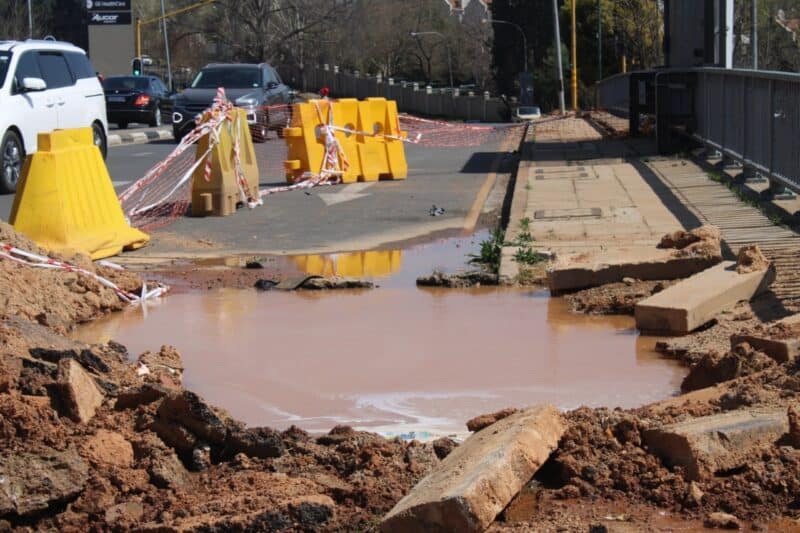 Johannesburg Water is sourcing a specialised contractor to repair the pipe on Glenhove Road and Central Street in Houghton.