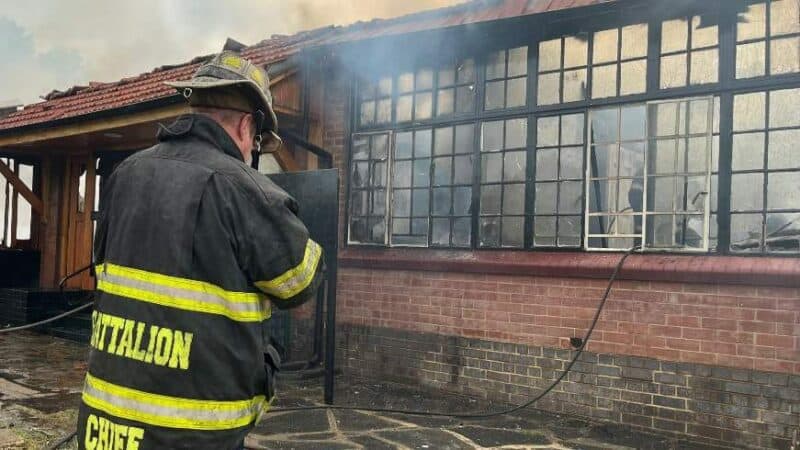 Thick smoke and flames were seen coming from the complex at 06:00, and Fire Ops SA as well as EMS arrived on the scene shortly after the fire was reported, battling to put out the blaze.