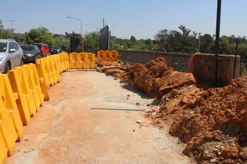 After Johannesburg Water’s repair and cleaning of the M1 bridge, JRA will reinstate with tar soon, during dry conditions.