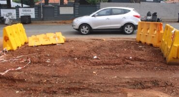 Barricaded site that causes traffic on Corlett Drive on October 21, 2025. Photo: Asanda Matlhare