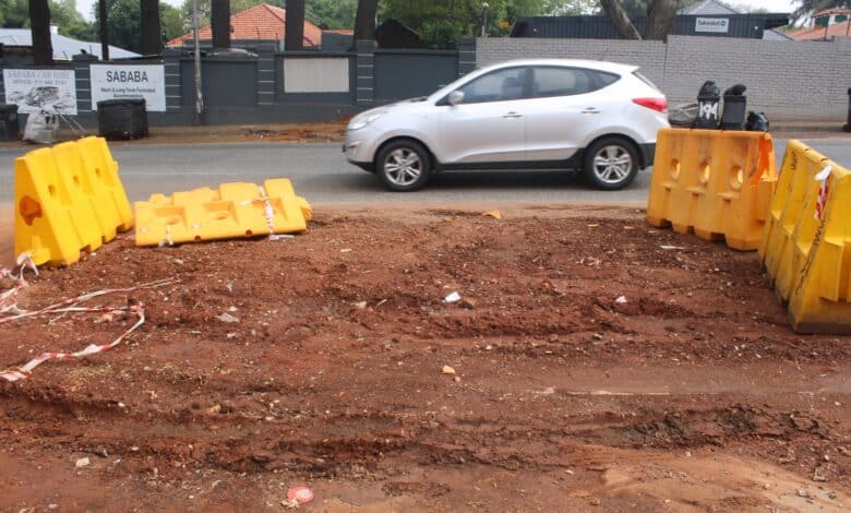 Barricaded site that causes traffic on Corlett Drive on October 21, 2025. Photo: Asanda Matlhare