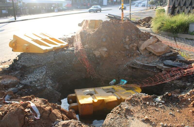 Johannesburg Water excavated Jan Smuts and Rothesay avenues in December 2025, to find that the leak is right where City Power's cables are located.