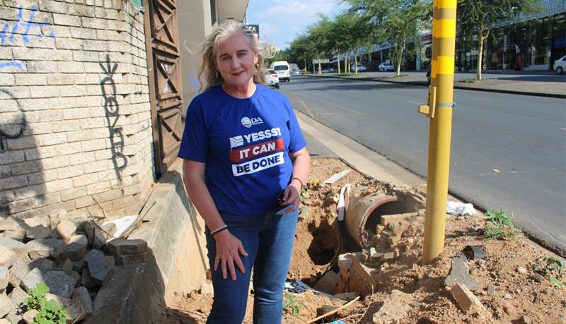 The required water leak repairs on Jan Smuts must be carried out without damaging the electricity infrastructure, therefore City Power has agreed to co-ordinate with Johannesburg Water in their efforts to repair the leak.