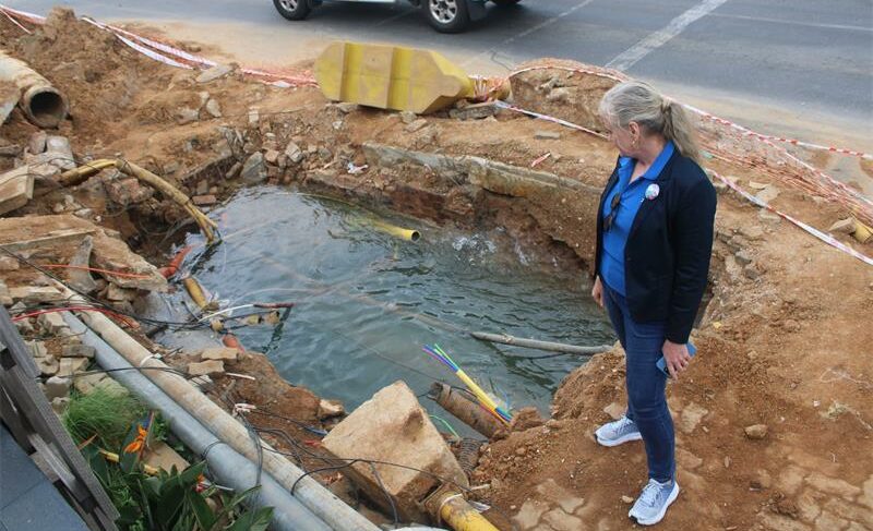Craighall's gushing excavation is flooding people's businesses and basements.