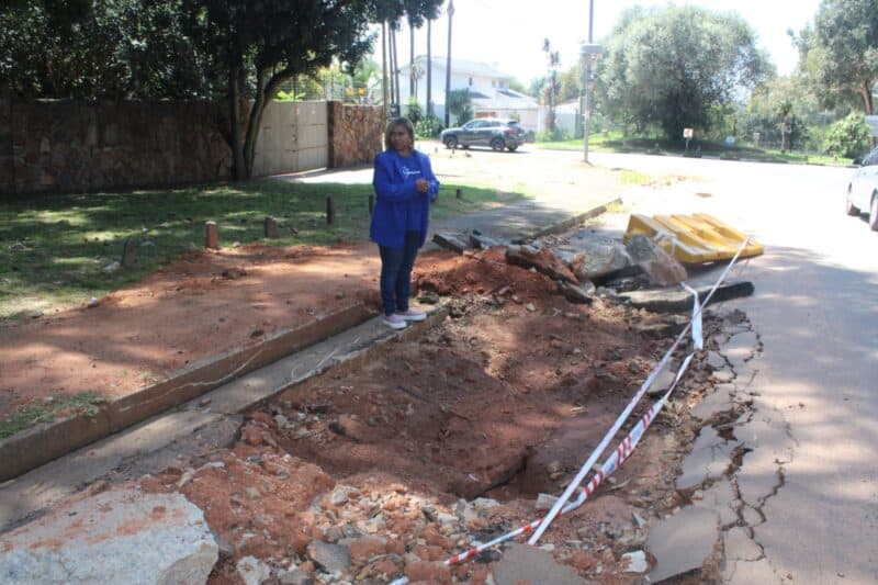 Johannesburg Water confirms that there is no leak or burst pipe on North Road.