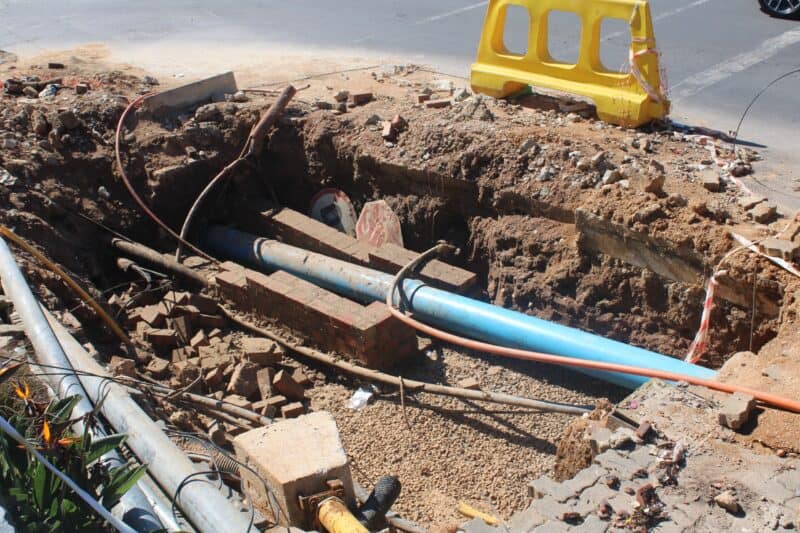 Traffic lights at the Jan Smuts and Rothesay avenues excavation are finally working after four months.