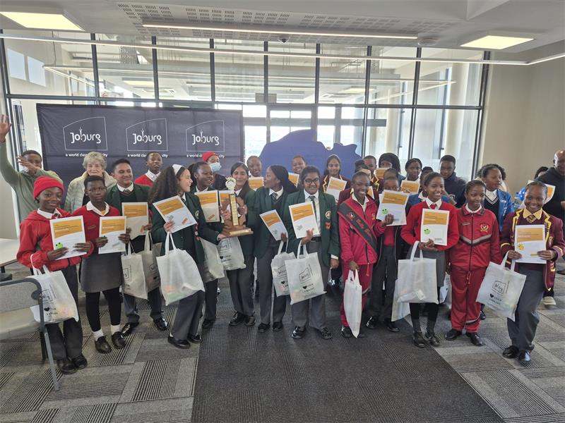 Learners from different schools at the Science Scuffle finals and prize-giving ceremony hosted at Noordgesig Library. Photo: Supplied.