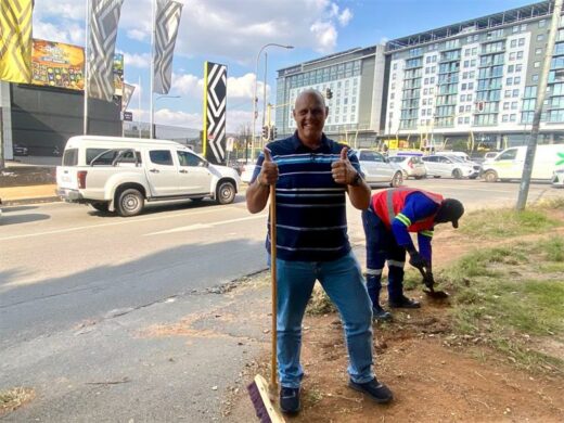 Deputy chairperson of the Corlett Drive Improvement Precinct Wayne Preston during the Corlett Drive clean-up. Photo: supplied