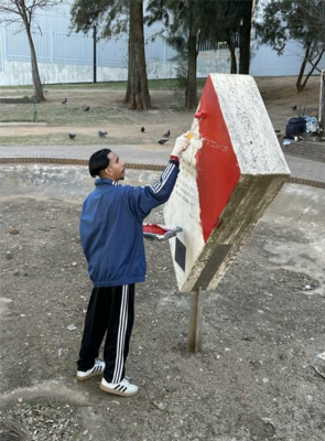 Ruseven Naidoo paints as part of Mandela Day on July 17, 2026. Photo: Asanda Matlhare