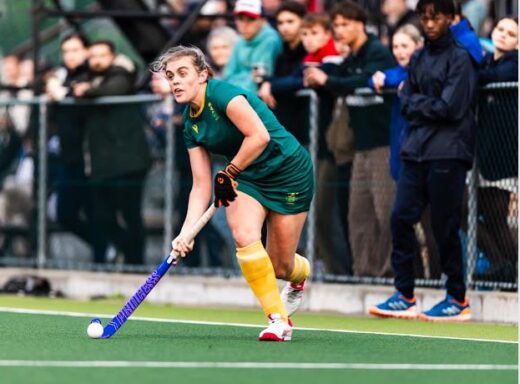 South African women's hockey player Hannah Pearce scans the field before passing the ball. Photo: ACK Sport Photography