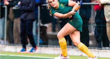 South African women's hockey player Hannah Pearce passes the ball. Photo: ACK Sport Photography