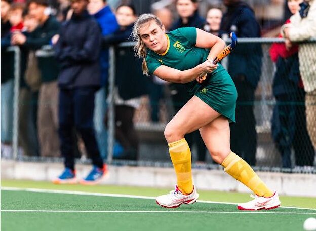 South African women's hockey player Hannah Pearce passes the ball. Photo: ACK Sport Photography