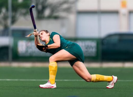 South African women's hockey player Hannah Pearce passes the ball. Photo: ACK Sport Photography