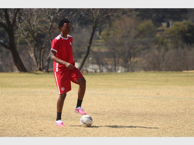 BSI Football Academy player, Jaden Neves scans the field before passing the ball on August 21, 2026. Photo: Asanda Matlhare