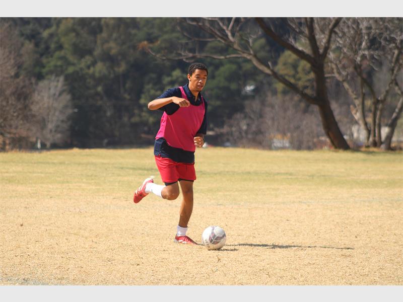 BSI Football Academy assistant coach, Ethan Frances keeps his eyes on the ball on August 21, 2026. Photo: Asanda Matlhare