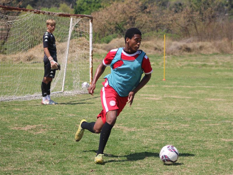 Olwethu Ndaba scans the field before passing the ball on September 11, 2026 . Photo: Asanda Matlhare