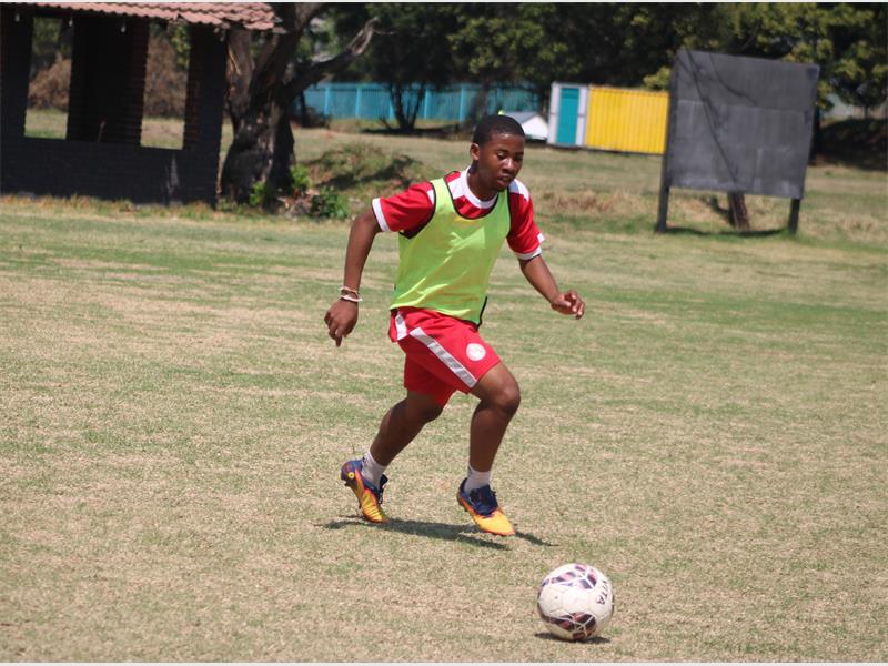 Dannyboy Mpjatona passes the ball on September 11, 2026. Photo: Asanda Matlhare