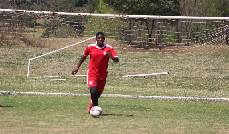 Matome Mochetela scans the field before passing the ball on September 11, 2026. Photo: Asanda Matlhare