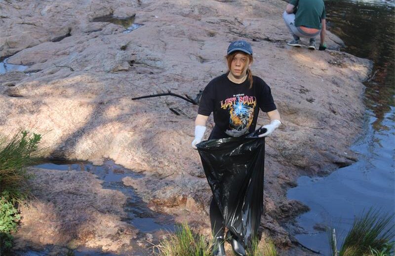 Kamilah Ferguson rolls up her sleeves to clean the Braamfontein Spruit on September 20, 2026. Photo: Asanda Matlhare