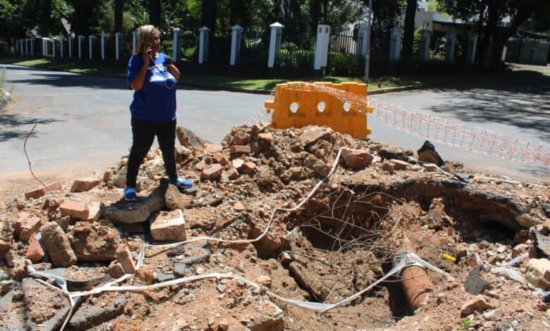 Ward 74 councillor Belinda Echeozonjoku observes leak on Corlett Drive. Photo: Asanda Matlhare on October 13, 2026. Photo: Asanda Matlhare