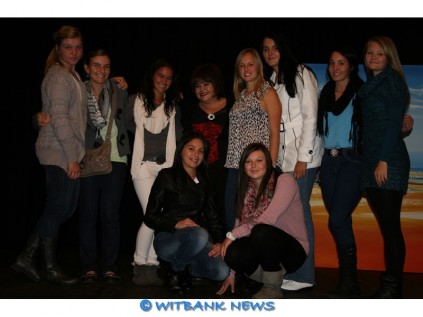 HTS se ma-en-dogter-aand was ’n gesellige geleentheid. Hier is (van links, agter): Joanel van Niekerk, Christene Graham, Essie Janse van Rensburg, Mia Spoelstra, Mandalee Kotze, Annine Mouton en Ezné Maree en (voor): Dolla Geldenhuys en Luandi Zwarts.
