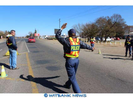 Lt Col Herold Mashile demonstrates to the pupils how to pull a car over at a road block.