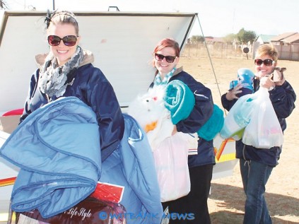 Braving the cold the Grade R teachers, Mesdames Faye Hickling Gilla Brink and Charmaine Hulley set out to distribute the blankets gathered by their little ones.