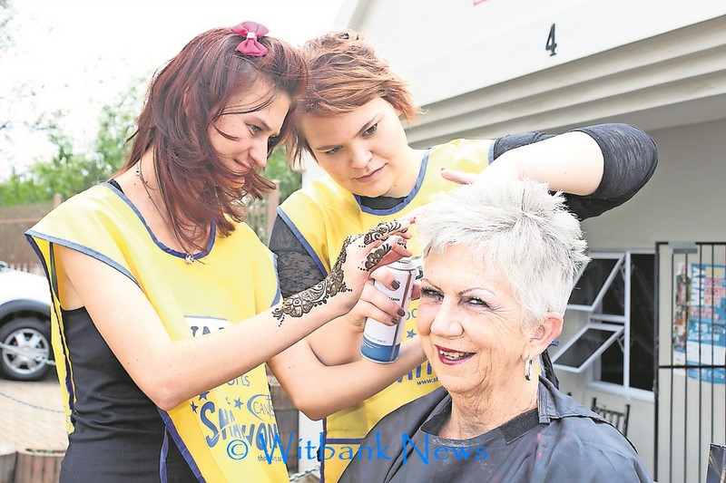 Pat Carter het haar hare laat kleur tydens die Shavathon op Saterdag 28 Februarie.