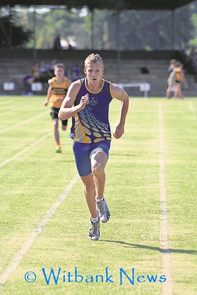 Pieter Künz hardloop die 400m. 