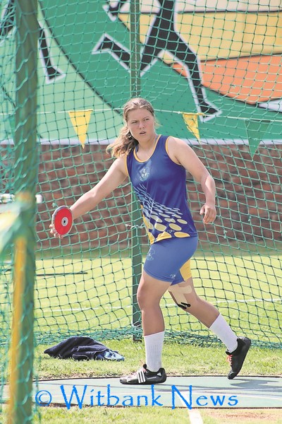 Shania-Lee Swart laat waai met die skyfwerp.