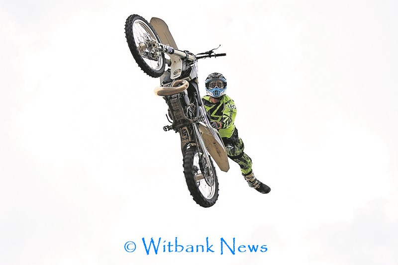 One of the FMX performers does a seat grab, leaving the crowd in awe.