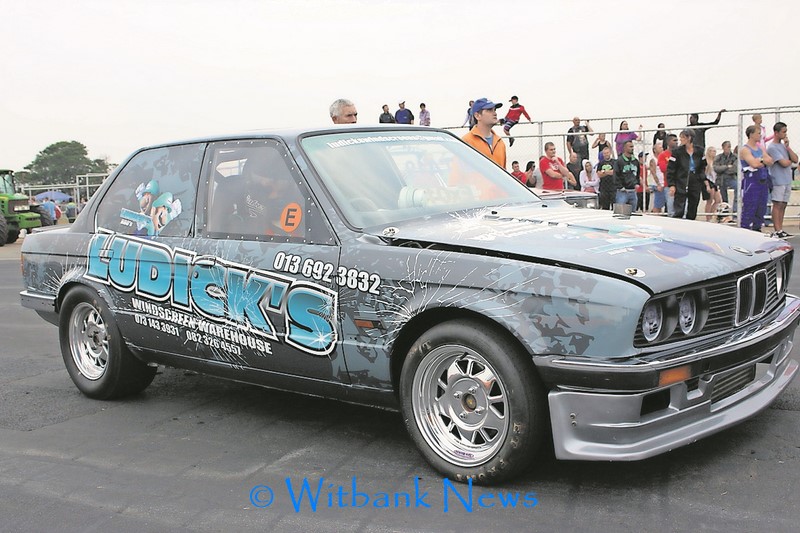 Michael Ludick signals he is ready to go in his BMW E30.
