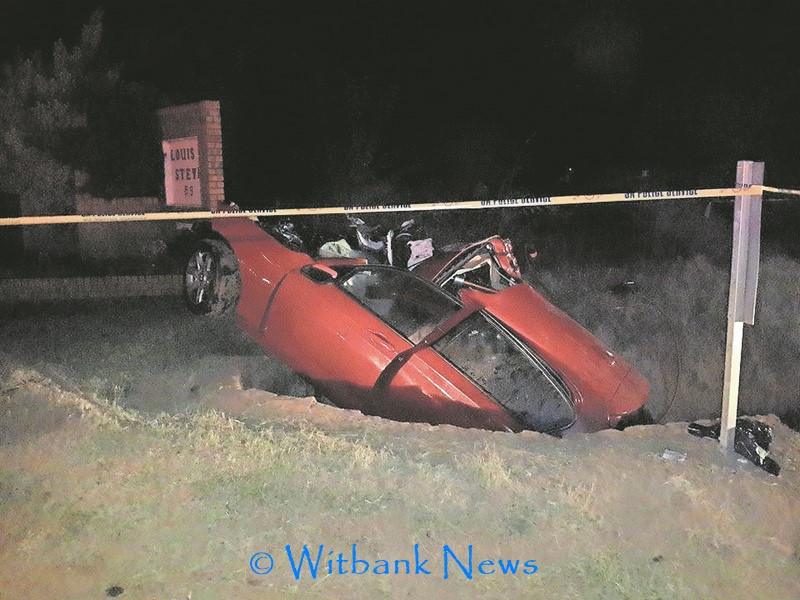Die BMW het in die sloot langs die ou-Middelburgpad beland waar mnr. Braam Visser op slag dood is.
