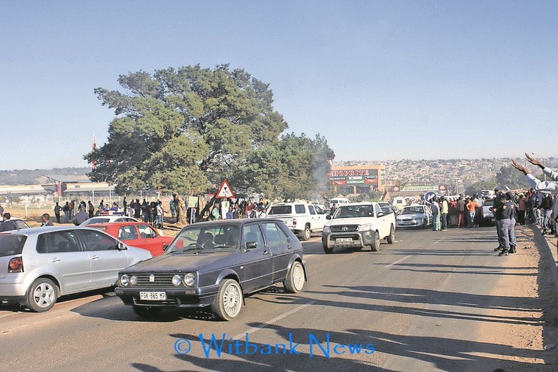 The communities of KwaGuqa and Hlalanikahle are not happy with Operation Hlasela. They protested by burning tyres and preventing people from going to and from work earlier this week.